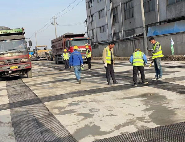 雷波老材料的新故事：玻璃纤维土工格栅如何在‘白改黑’浪潮中重获新生？